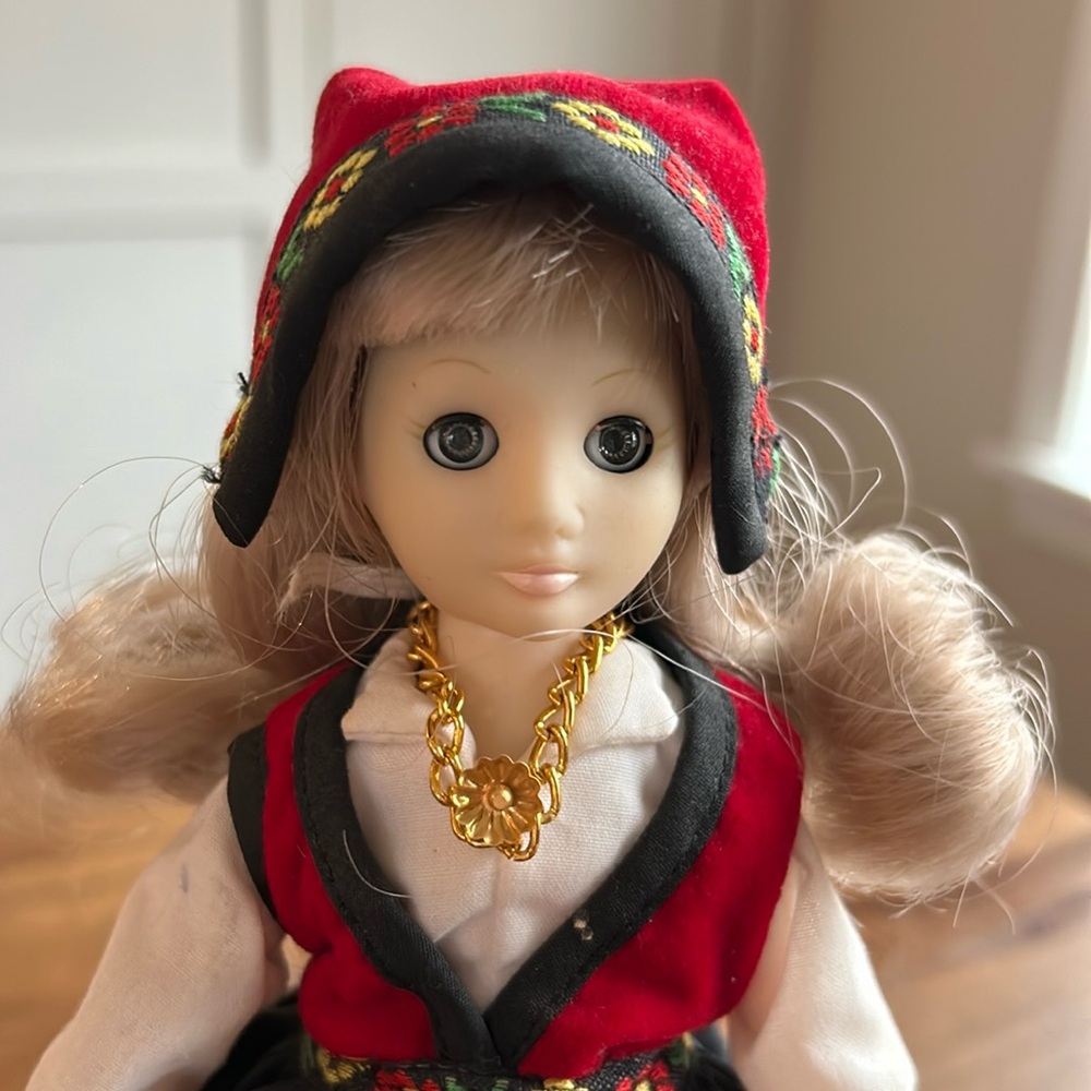 Authentic Suzanne Gibson Norway Doll, 1987 - Picture 2 of 11